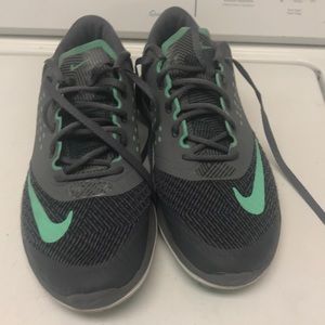 Nike women’s tennis 8 1/2